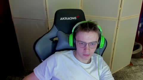 Snapshot of aron_neall chatting on December 15, 3:45 am biggest penis online show from December 15, 3:45 am