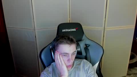 Snapshot of aron_neall chatting on December 3, 5:19 am biggest penis online show from December 3, 5:19 am
