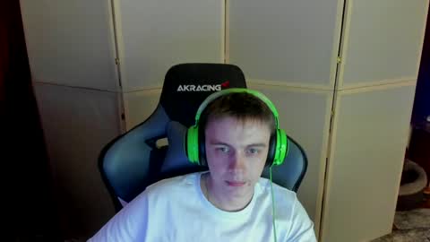 Snapshot of aron_neall chatting on December 13, 1:26 am biggest penis online show from December 13, 1:26 am