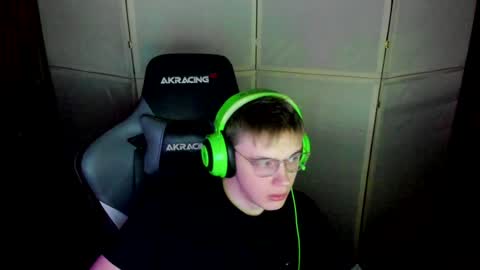 Snapshot of aron_neall chatting on December 23, 6:22 am biggest penis online show from December 23, 6:22 am