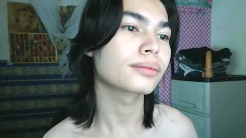 asian_babyboi online show from January 7, 1:21 am
