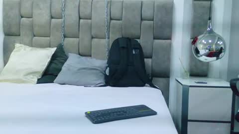 austinreeds online show from April 18, 7:58 pm