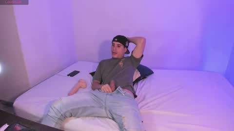 axel__fierro online show from May 4, 8:21 pm