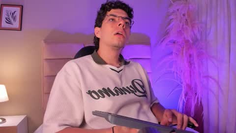 Yooung King  online show from February 11, 11:37 am