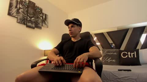 axelmartinezz online show from March 17, 9:17 pm