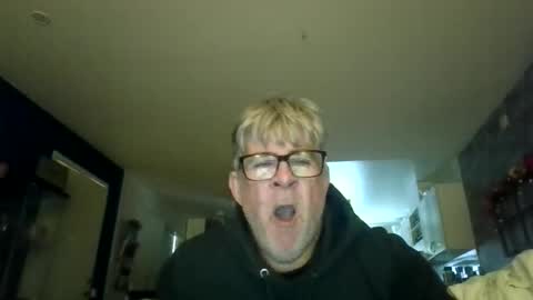 Snapshot of baggelina75 chatting on October 7, 9:24 am baggelina75 online show from October 7, 9:24 am