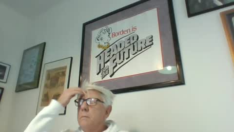Snapshot of bestshot1951 chatting on December 16, 2:05 pm bestshot1951 online show from December 16, 2:05 pm