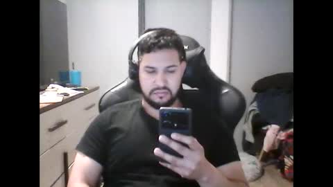 latinBoyHuge online show from December 16, 11:44 am