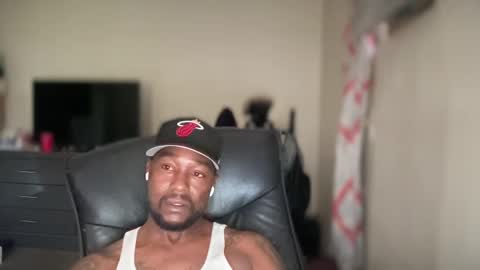 Snapshot of bigbackwoodcali chatting on October 8, 10:25 pm bigbackwoodcali online show from October 8, 10:25 pm