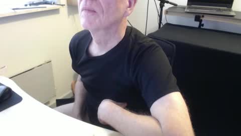 Snapshot of blueeyesn8 chatting on October 10, 9:03 am blueeyesn8 online show from October 10, 9:03 am