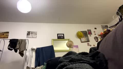 Blueyloey online show from December 14, 8:40 pm