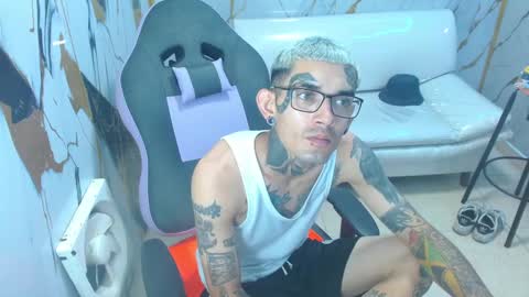 boy_tatto77 online show from January 15, 6:32 pm