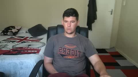 Snapshot of brendansexyboy098754 chatting on October 17, 6:39 am ask me lol online show from October 17, 6:39 am