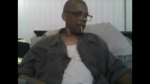 Snapshot of busturgutzgd11 chatting on December 23, 5:49 am Busturgutzgd1 online show from December 23, 5:49 am