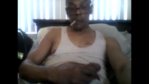 Snapshot of busturgutzgd11 chatting on February 16, 11:05 pm Busturgutzgd1 online show from February 16, 11:05 pm