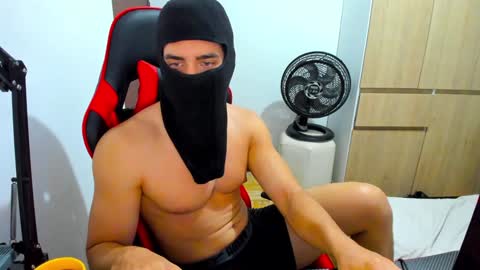 Snapshot of calihotcaliente27 chatting on December 6, 2:17 pm calihotcaliente27 online show from December 6, 2:17 pm