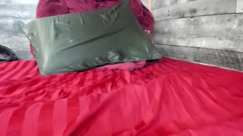 canuk1983 online show from December 13, 7:42 pm