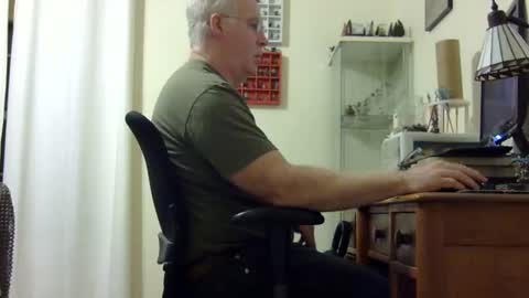 chris2002b online show from November 9, 3:43 am