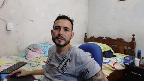 Snapshot of cris_simons chatting on December 24, 1:49 am cris_simons online show from December 24, 1:49 am