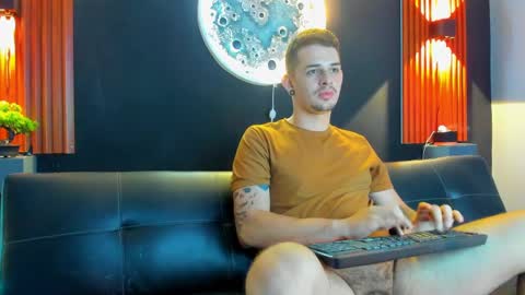 Snapshot of damian__oliver chatting on January 17, 4:49 am Damian Oliver online show from January 17, 4:49 am