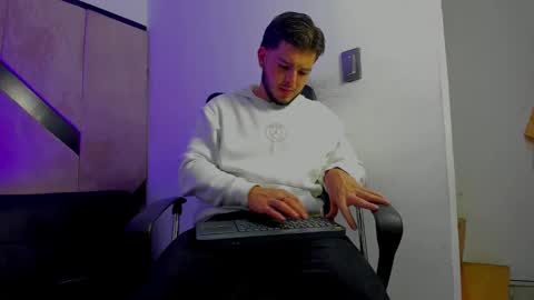 Snapshot of danielclarton chatting on October 21, 5:43 am DANIEL online show from October 21, 5:43 am
