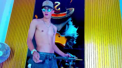 dante_brown1 online show from October 9, 12:37 am