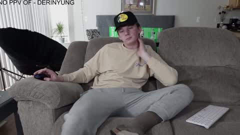 Snapshot of deeyungguy chatting on January 24, 3:02 pm more content and goodies online show from January 24, 3:02 pm