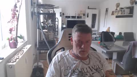 Snapshot of deinprinz2312 chatting on October 20, 12:42 pm deinprinz2312 online show from October 20, 12:42 pm