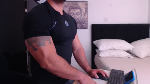 Snapshot of derek_group chatting on January 25, 3:41 pm Derek online show from January 25, 3:41 pm