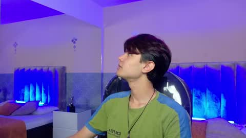 derek_sinn online show from June 3, 9:20 pm