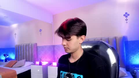 derek_sinn online show from April 20, 8:44 pm