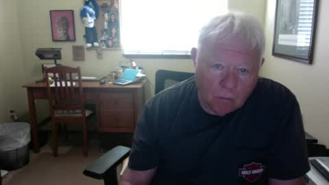 dirtrider195080438 online show from June 26, 5:37 pm