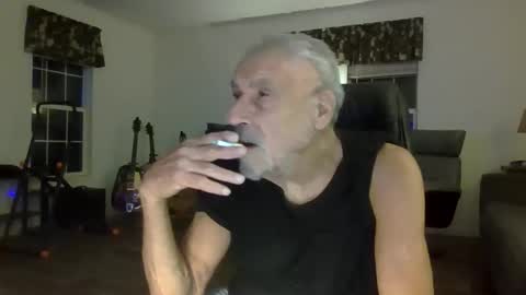 Snapshot of dogluc7 chatting on March 1, 6:04 am dogluc7 online show from March 1, 6:04 am