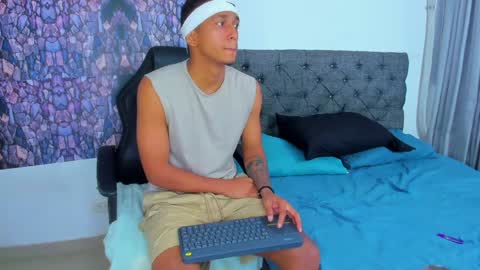 Snapshot of dominic_smith_ chatting on January 15, 2:49 am dominic_smith_ online show from January 15, 2:49 am