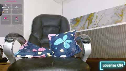 dyla_n18_ online show from March 4, 9:00 pm