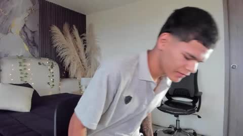 dylanroyce_ online show from February 25, 1:01 pm