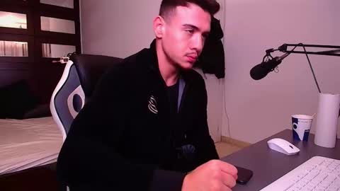 ElijahThorne online show from December 16, 5:47 am