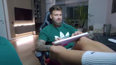 Erik online show from December 21, 7:27 pm