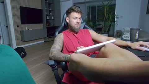 Erik online show from December 19, 8:34 pm