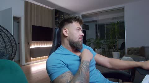 Erik online show from February 8, 5:39 pm