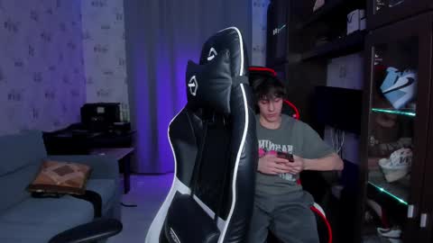 Snapshot of esthetics_boys chatting on February 16, 12:43 am LOUIS online show from February 16, 12:43 am