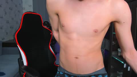 Snapshot of esthetics_boys chatting on February 26, 3:32 am LOUIS online show from February 26, 3:32 am