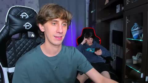 Snapshot of esthetics_boys chatting on February 21, 8:05 pm LOUIS online show from February 21, 8:05 pm