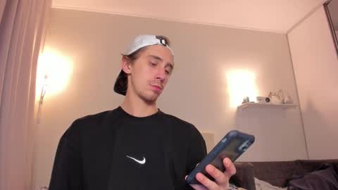 Snapshot of esthetics_boys chatting on September 16, 3:29 am LOUIS online show from September 16, 3:29 am