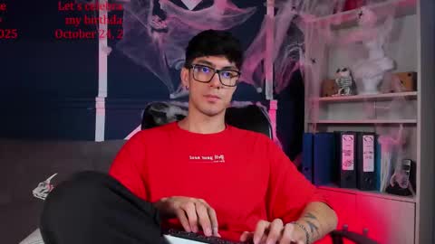 Snapshot of etham_wolf_ chatting on October 17, 4:44 pm Etham online show from October 17, 4:44 pm