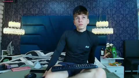 Femboy Max online show from December 19, 12:02 pm