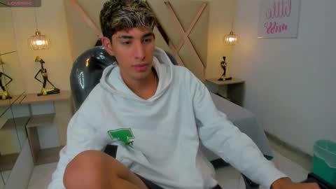 FER PHOENIX online show from November 18, 3:10 am