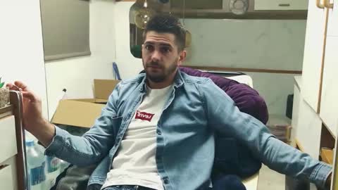 independent model online show from April 20, 7:05 pm