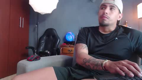 Snapshot of girge23 chatting on October 20, 8:46 pm piggy boy online show from October 20, 8:46 pm
