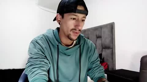 Snapshot of guykarim chatting on February 26, 8:48 am karim online show from February 26, 8:48 am